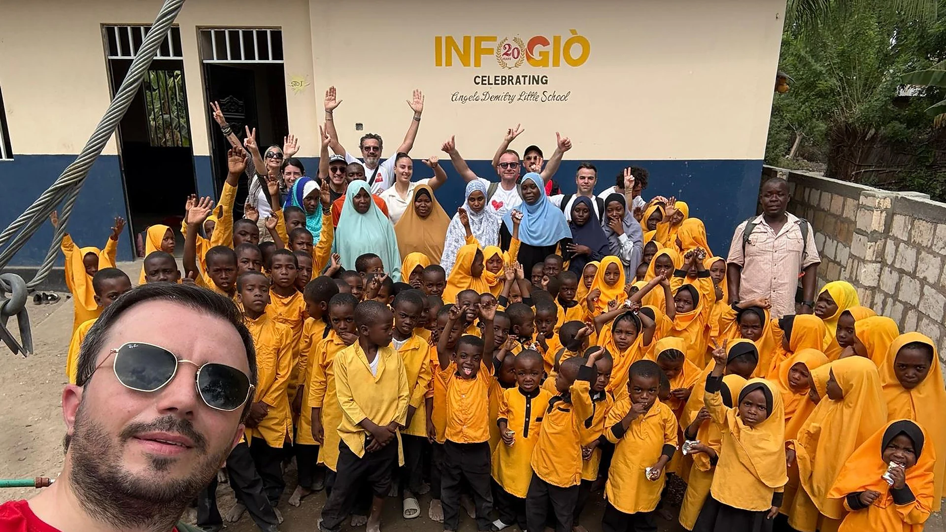 Bambini e volontari riuniti davanti alla scuola sostenuta a Zanzibar